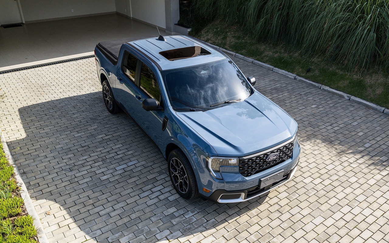 Ford Maverick Lariat 2026 vista de cima e em três quartos dianteiros, com teto solar