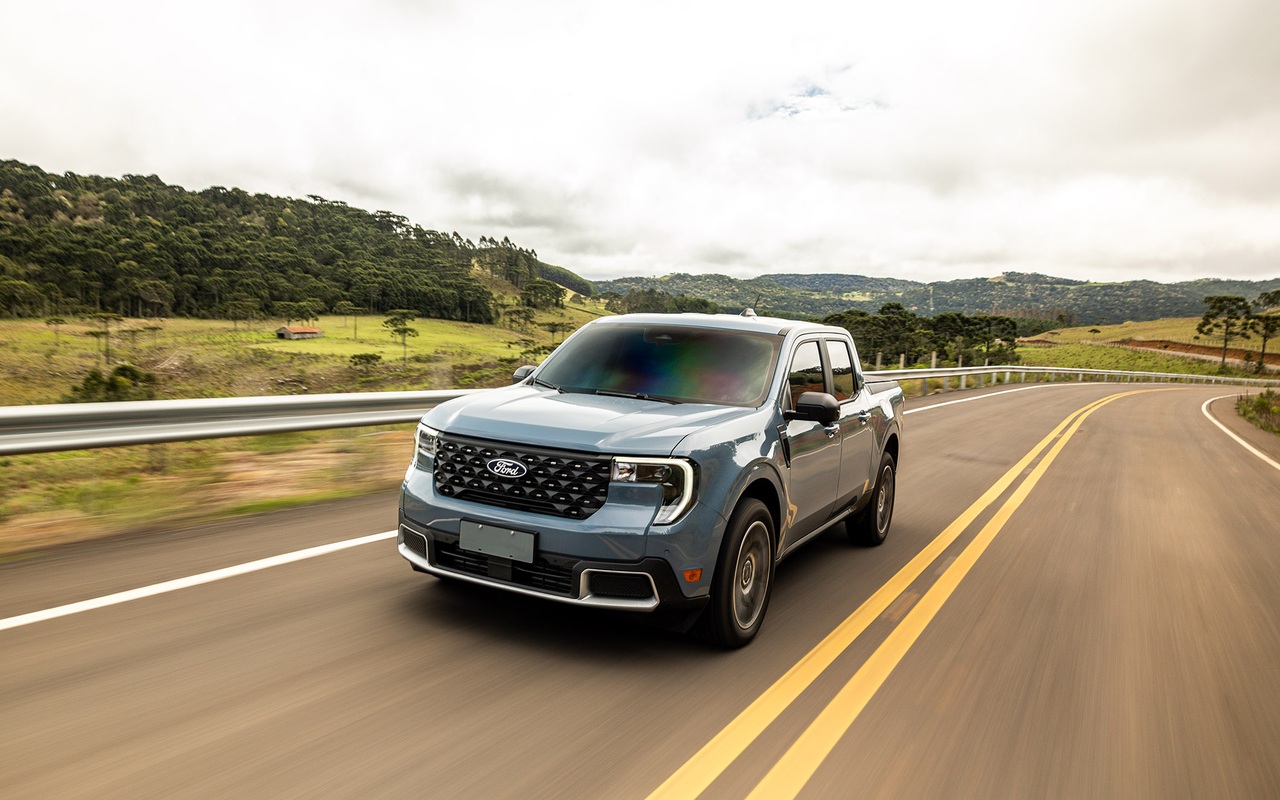 Ford Maverick Lariat 2026 em movimento, vista em três quartos dianteiros