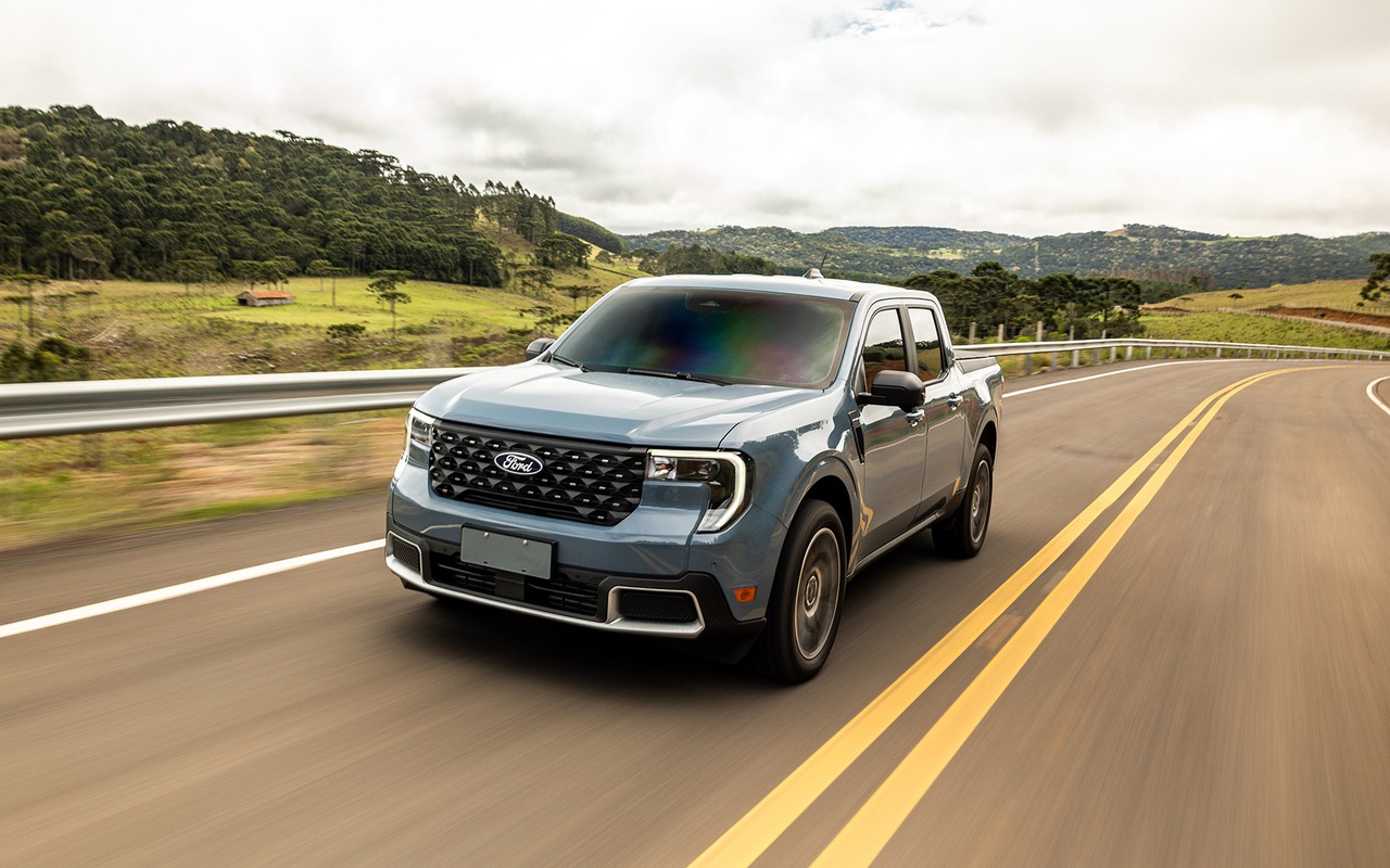 Ford Maverick Lariat 2026 em movimento, vista em três quartos dianteiros