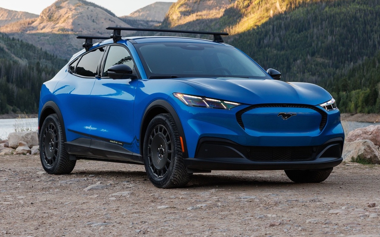 Mustang Mach-E Trail azul em imagem de divulgação