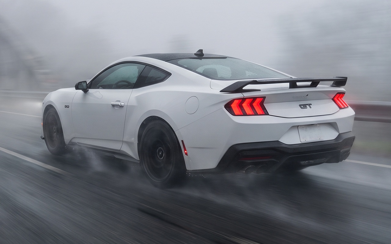 Mustang GT Performance 2026 cinza visto de traseira e lateral