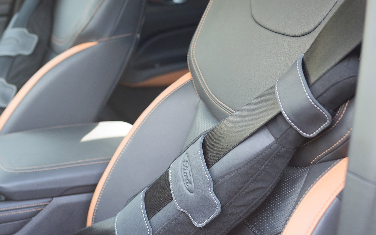 SupportBelt fixado ao cinto de segurança no banco dianteiro de um veículo