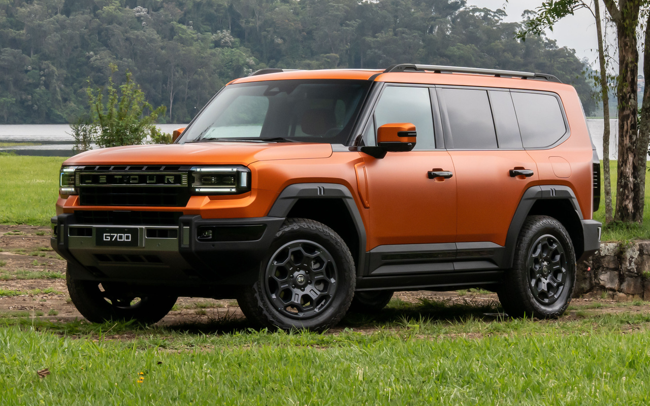 Jetour G700 laranja visto de três quartos dianteiro