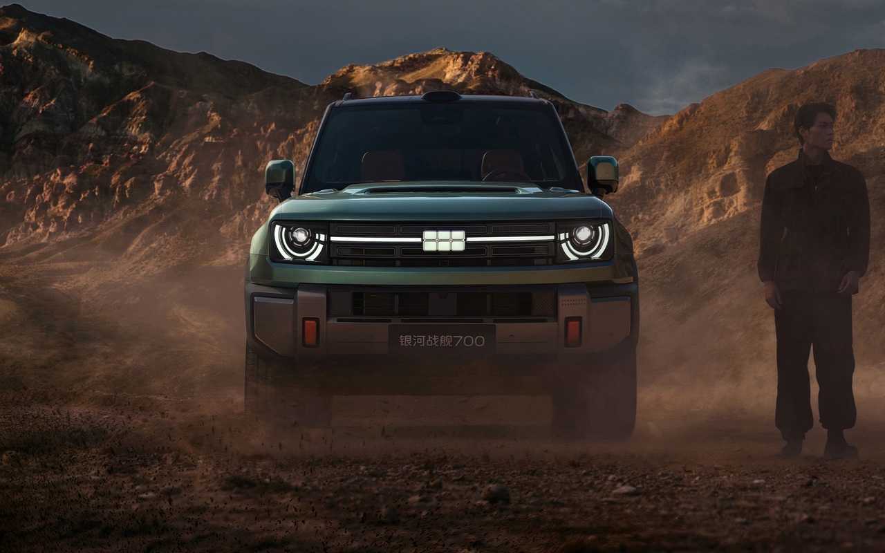 Geely Galaxy Battleship 700 verde visto de frente em cenário de deserto