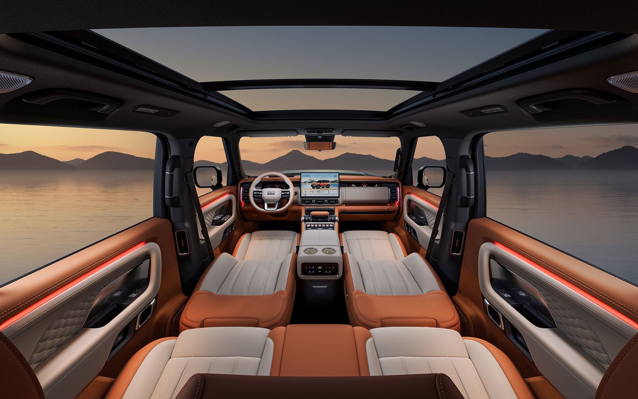 Cabine do Geely Galaxy Battleship 700 com tela central, comandos físicos e bancos reclinados