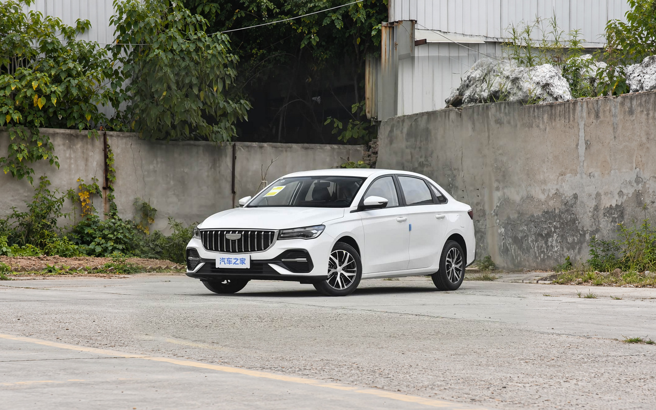 Geely Emgrand branco visto de três quartos dianteiros, centralizado para recorte vertical