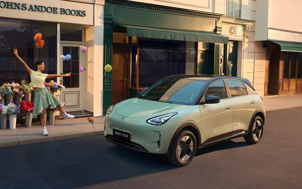 Geely EX2 verde em três quartos dianteiros em uma rua