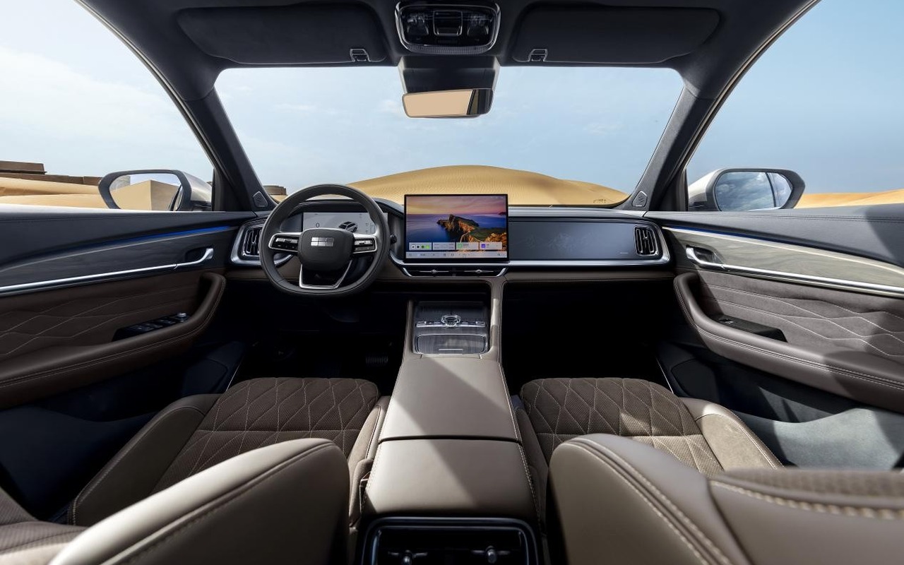 Painel, volante, central multimídia e bancos dianteiros do Geely Monjaro EM-i