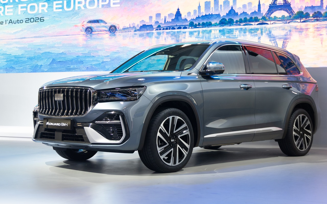 Geely Monjaro EM-i azul em vista três-quartos dianteira no estande do Salão de Paris 2026