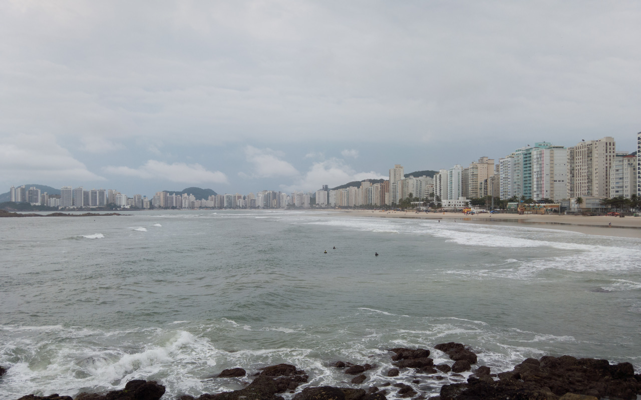 Mar e edifícios da orla da Praia de Pitangueiras, em Guarujá