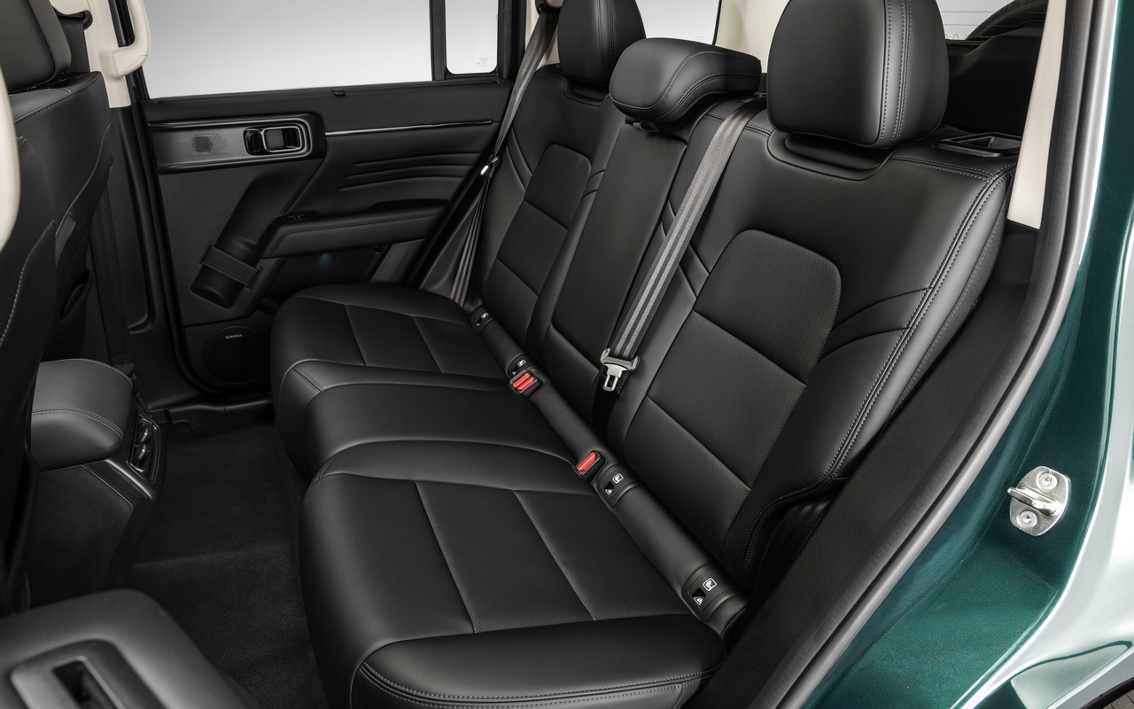 Banco traseiro do Haval H7 com revestimento preto e saídas de ar no console central