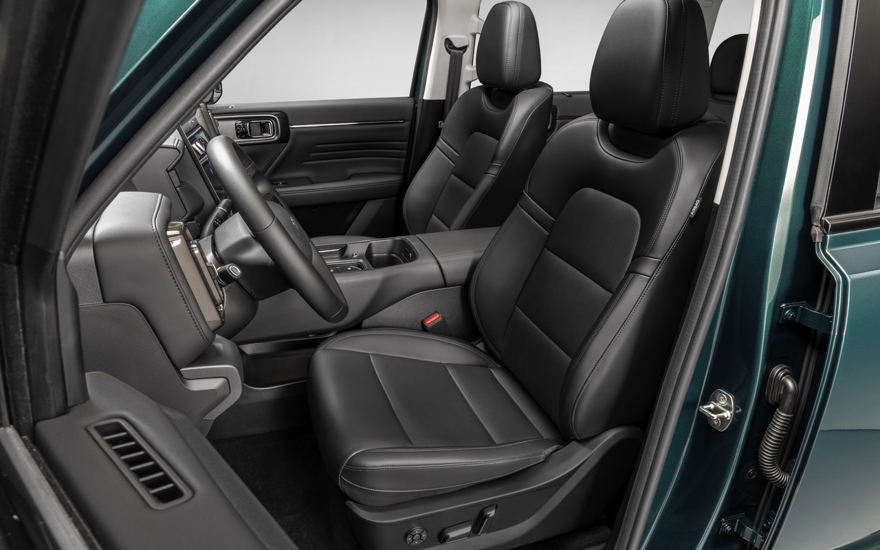 Bancos dianteiros do Haval H7 com revestimento preto vistos pela porta do motorista aberta