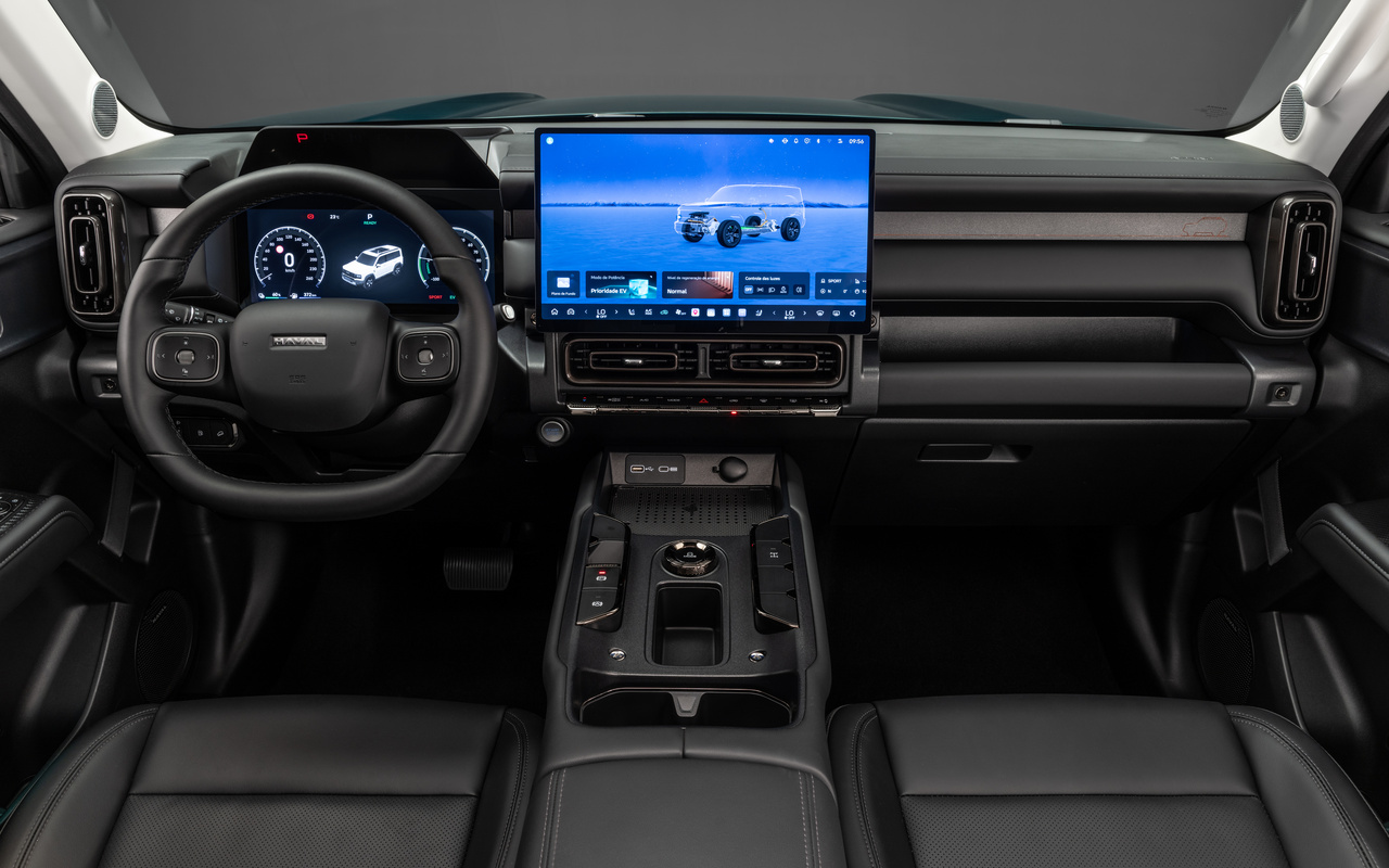 Painel do Haval H7 com volante, quadro digital e tela central multimídia