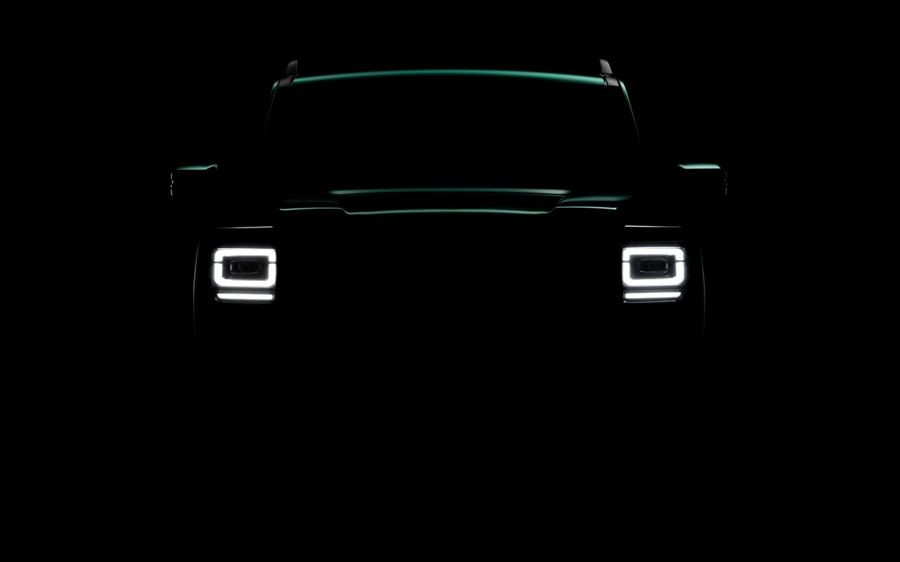 Frente do Haval H7 parcialmente iluminada, com faróis de LED acesos, no teaser da pré-venda brasileira