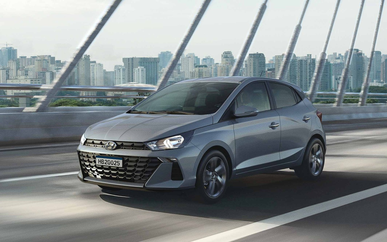 Hyundai HB20 Limited prata visto de frente e de lado sobre uma ponte