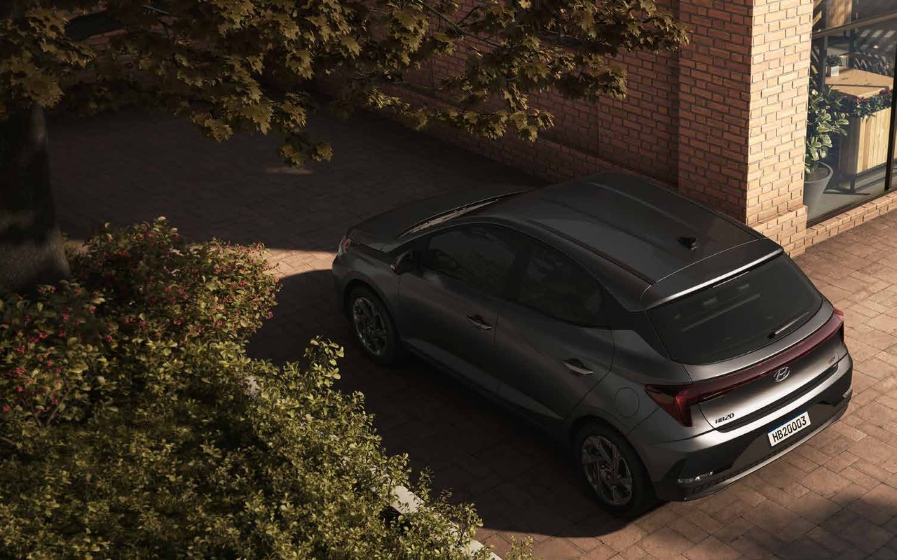 Hyundai HB20 Platinum visto de cima em uma rua arborizada