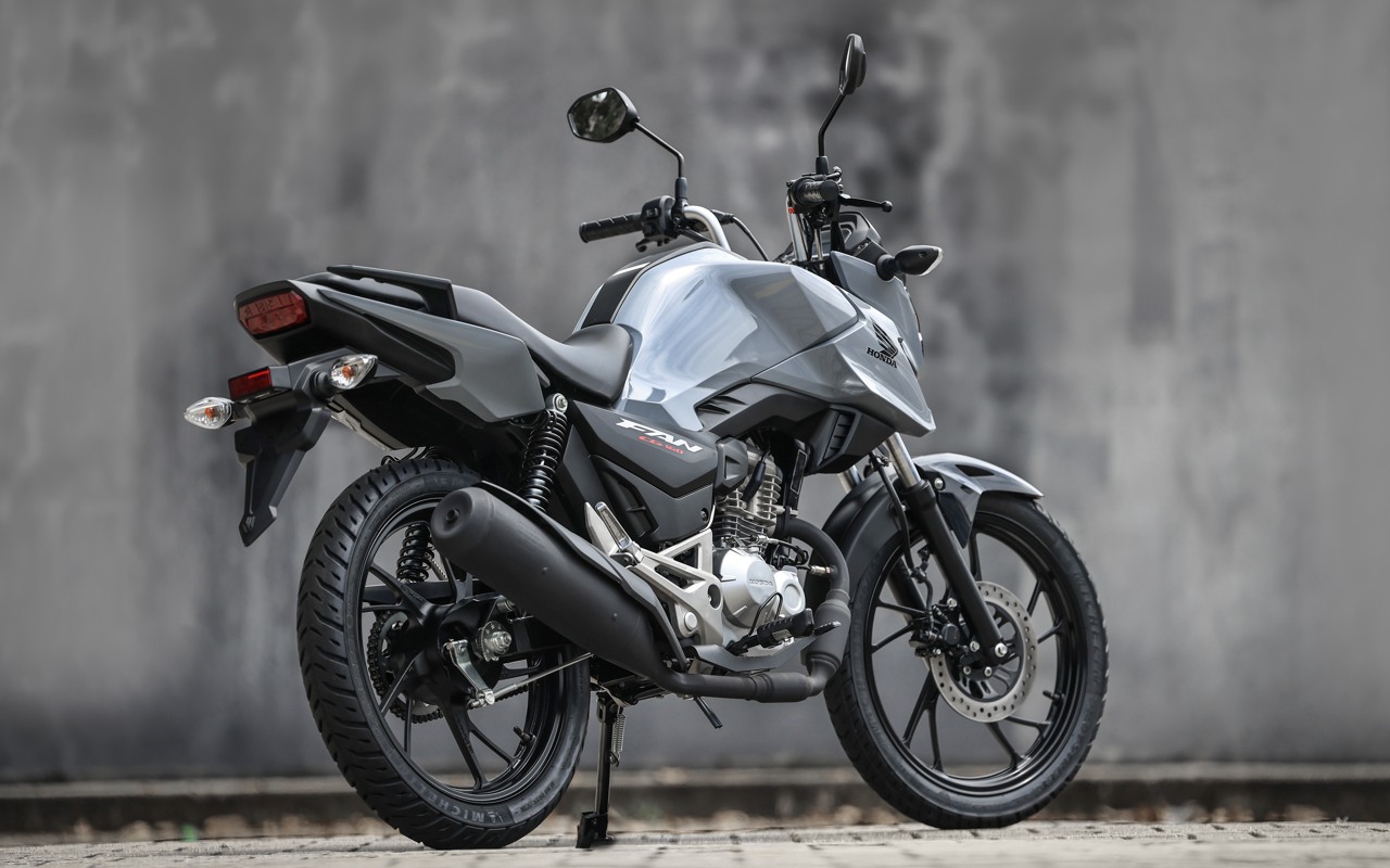 Honda CG 160 Fan 2027 cinza vista de três quartos traseiro
