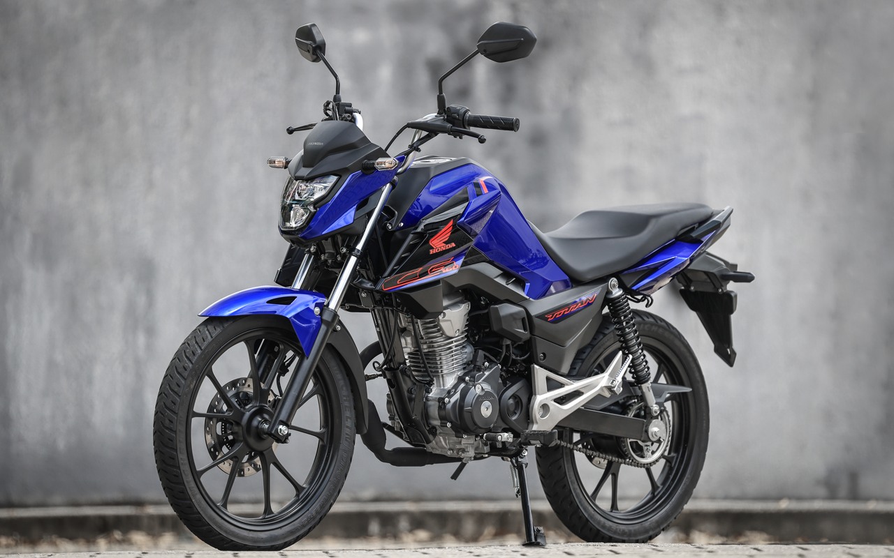 Honda CG 160 Titan 2027 azul vista de três quartos dianteiro