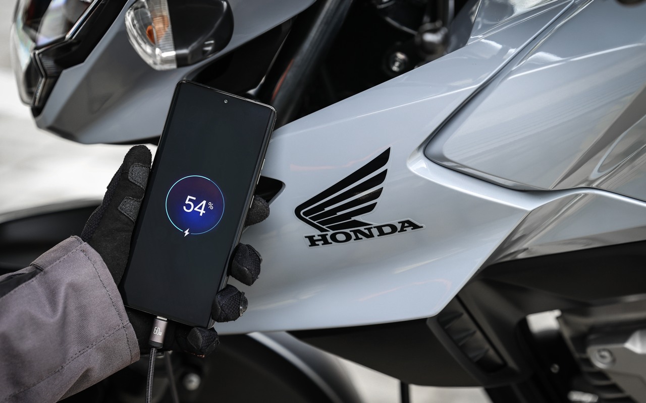Celular conectado à entrada USB-C da Honda CG 160 Fan 2027