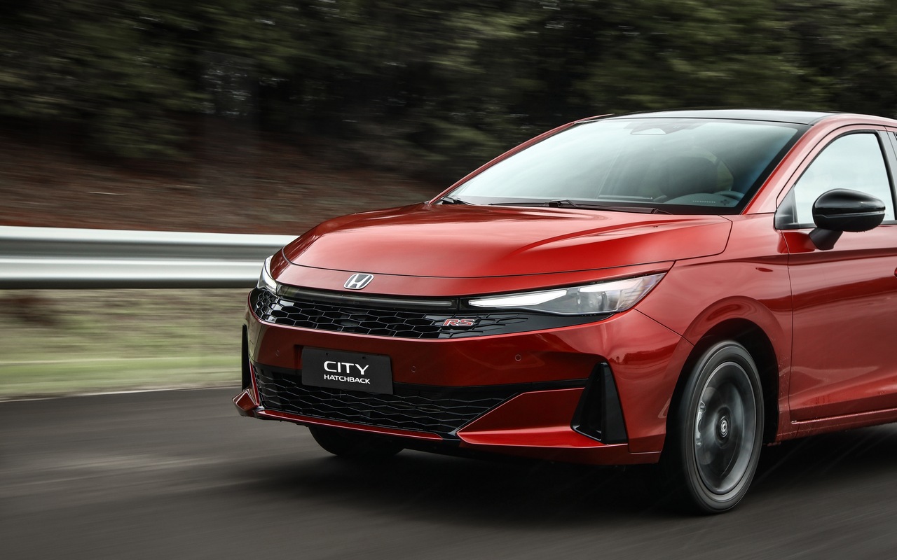 Dianteira do Honda City Hatchback RS 2027 vermelho em movimento