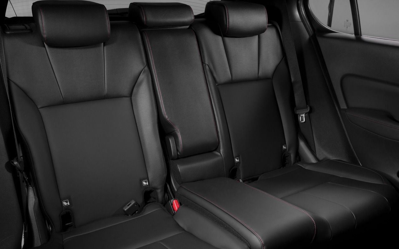 Banco traseiro do Honda City Hatchback RS 2027, com três apoios de cabeça e costuras vermelhas