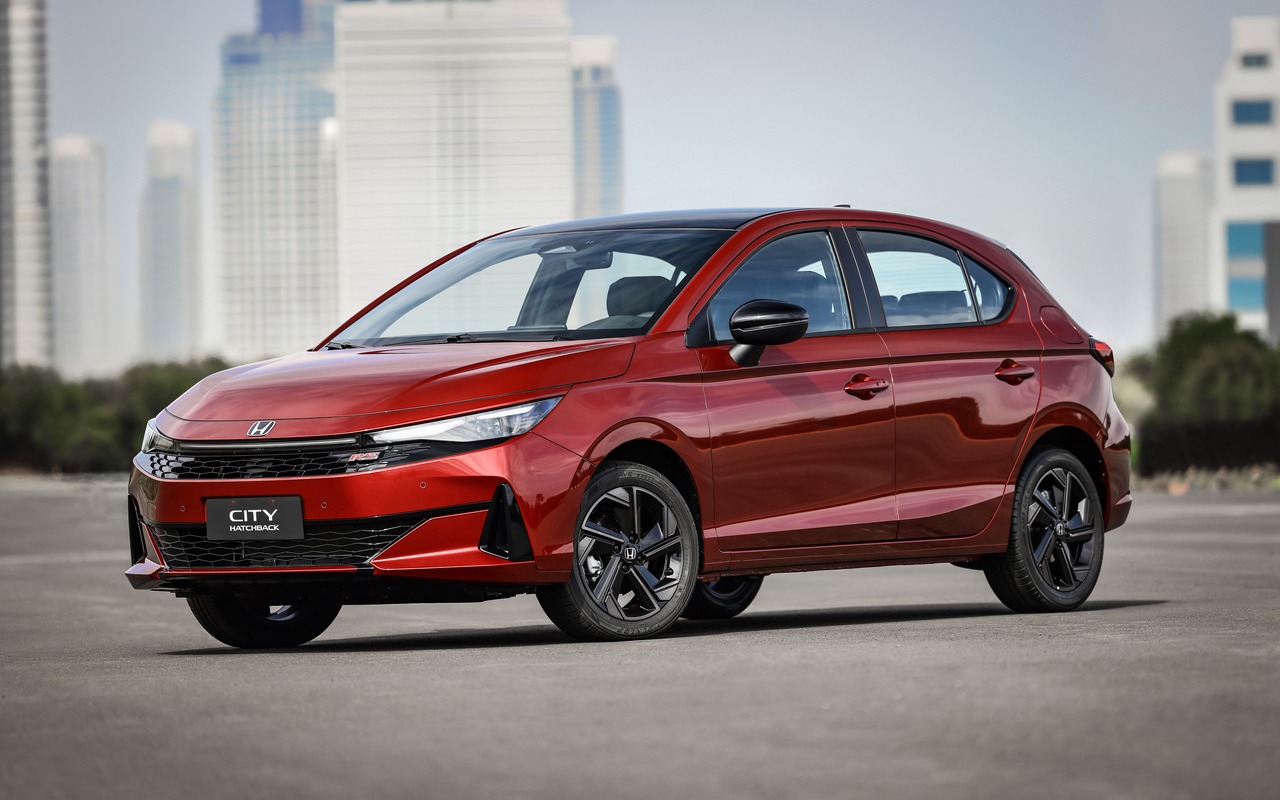 Honda City Hatchback RS 2027 vermelho visto de frente e de lado