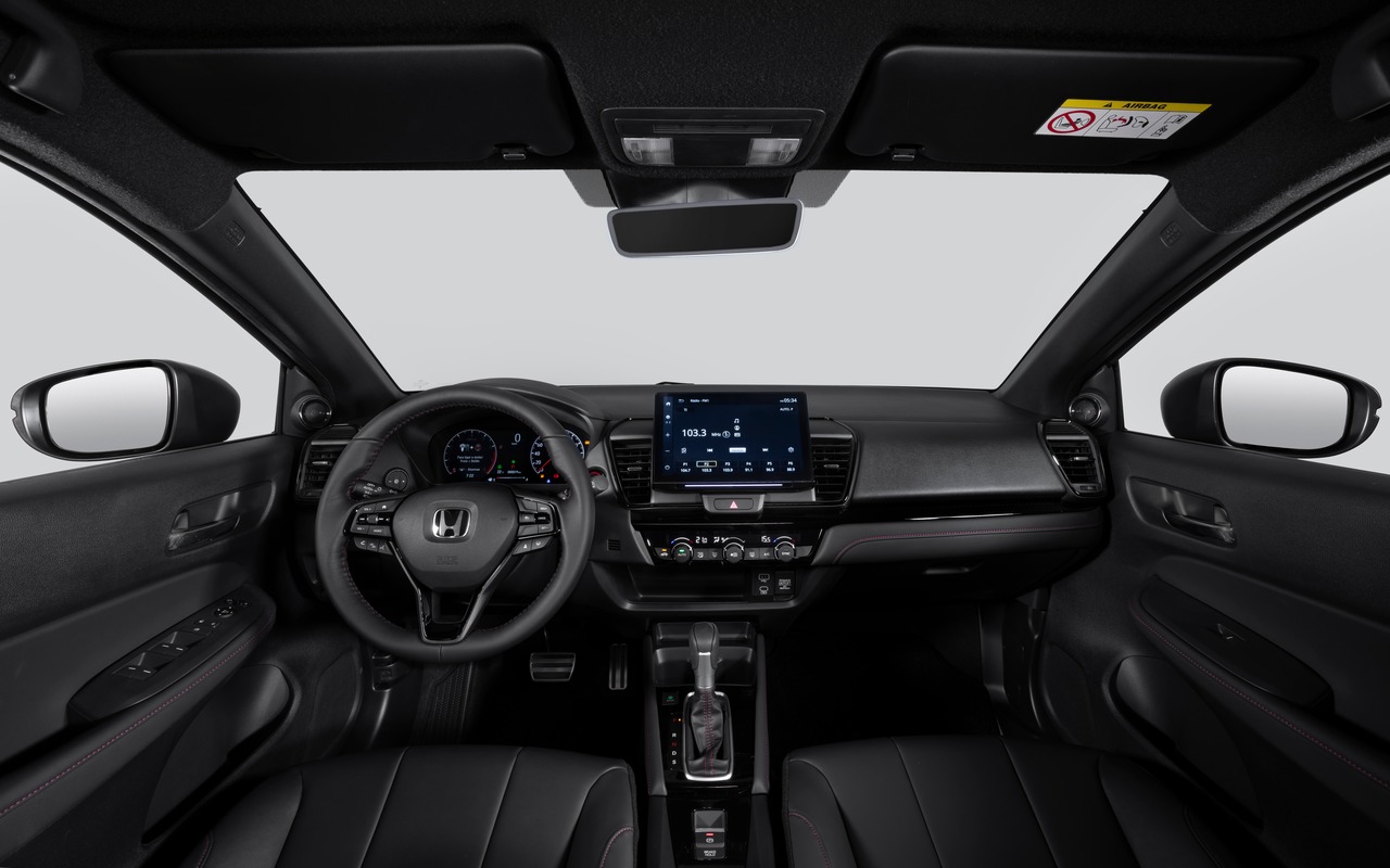 Painel completo do Honda City Hatchback RS 2027, com volante, central multimídia e console
