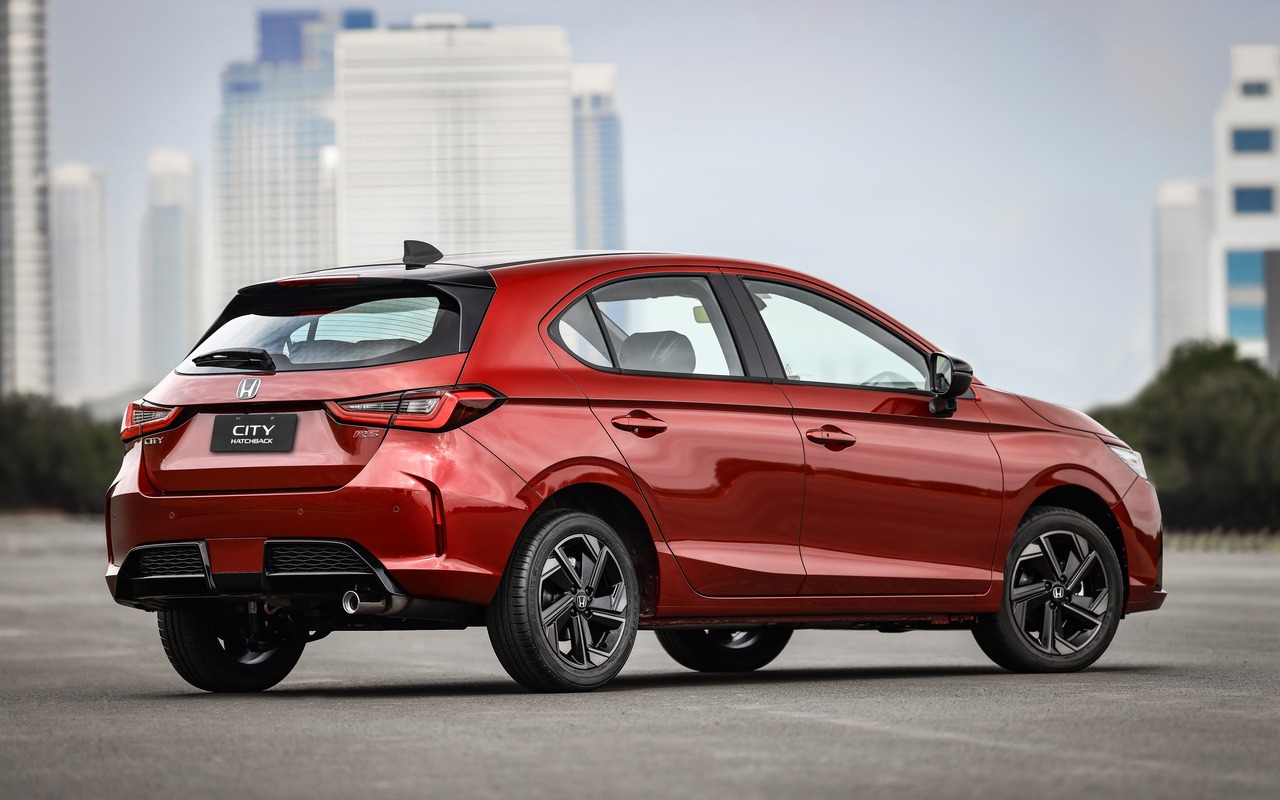 Traseira e lateral do Honda City Hatchback RS 2027 vermelho com teto preto