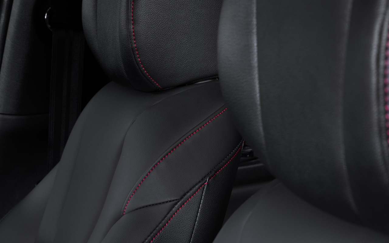 Detalhe das costuras vermelhas no banco e no apoio de cabeça do Honda City Hatchback RS 2027