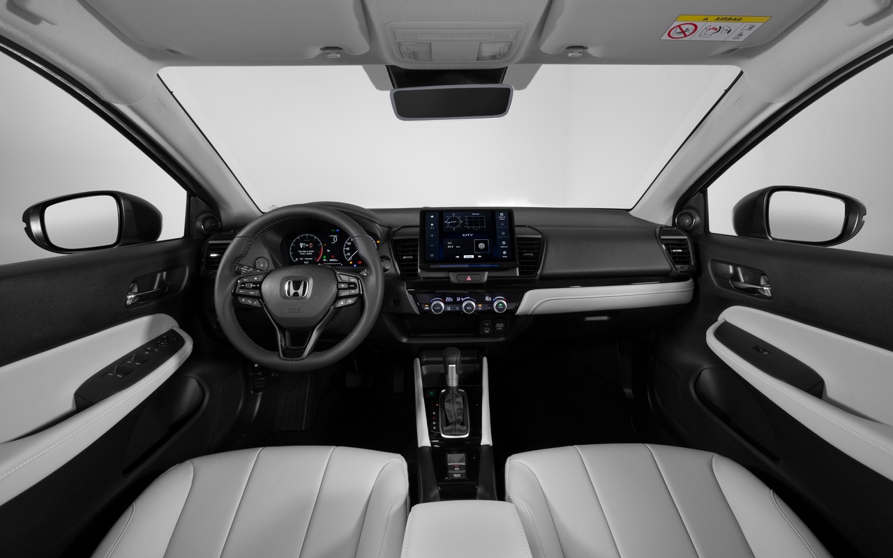 Painel, console e bancos dianteiros do Honda City Sedan Touring 2027, com revestimentos claros e escuros