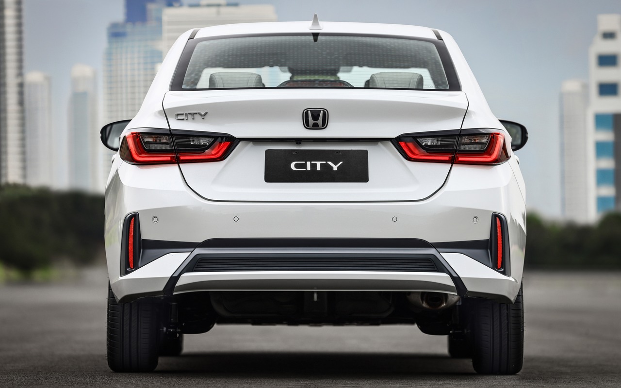 Honda City Sedan Touring 2027 branco visto de trás, com novo para-choque e refletores verticais