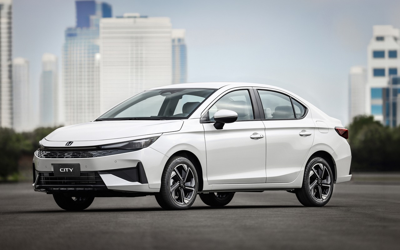 Honda City Sedan Touring 2027 branco visto de frente e de lado