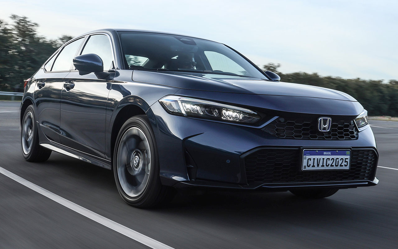 Honda Civic Advanced Hybrid 2025 em movimento, visto de três quartos dianteiros