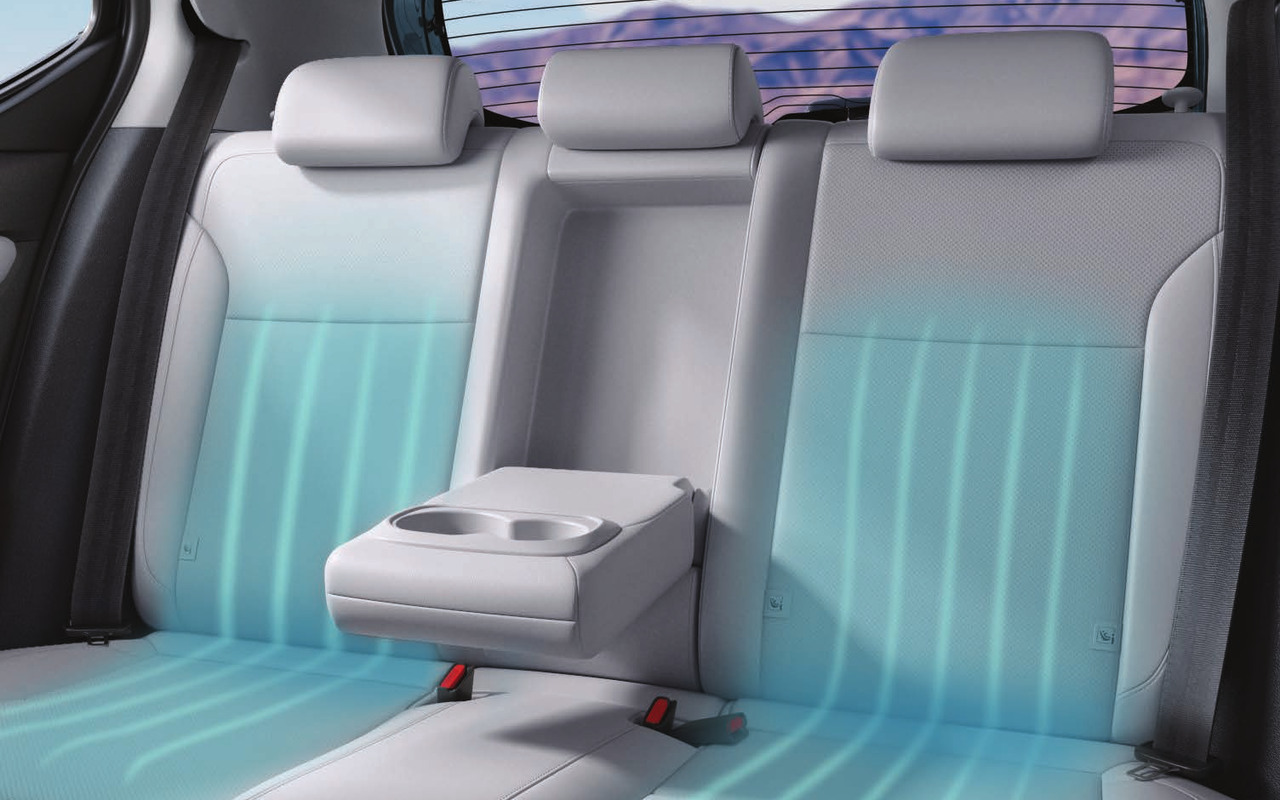Bancos traseiros claros do Honda Elevate com ilustração oficial do fluxo de ventilação