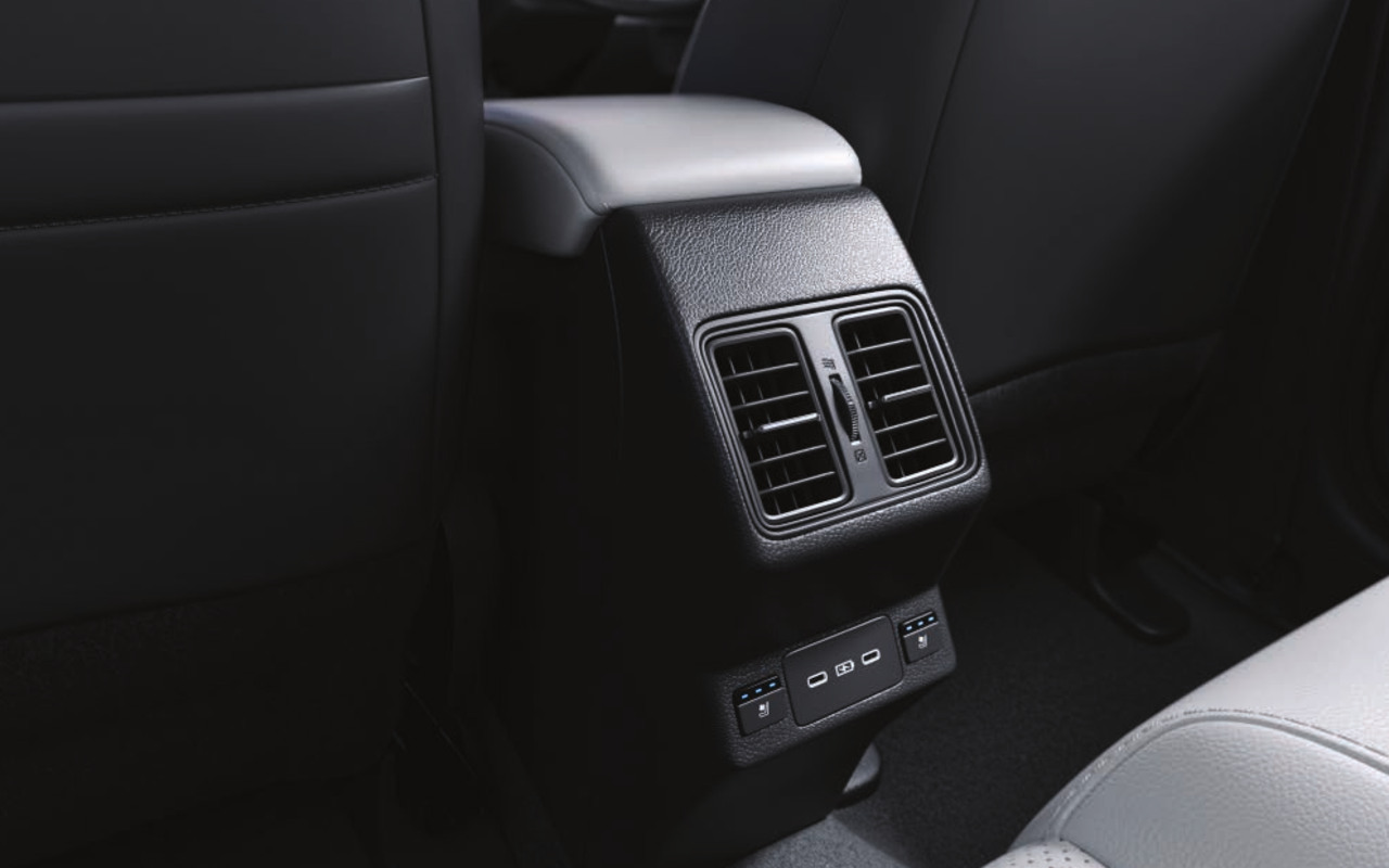 Comandos da ventilação dos bancos traseiros do Honda Elevate abaixo das saídas de ar e ao lado de duas portas USB-C