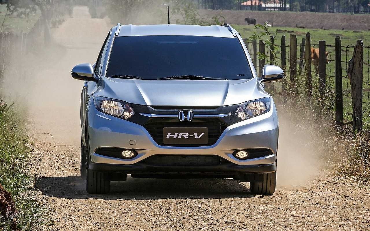 Honda HR-V prata visto de frente em uma estrada de terra