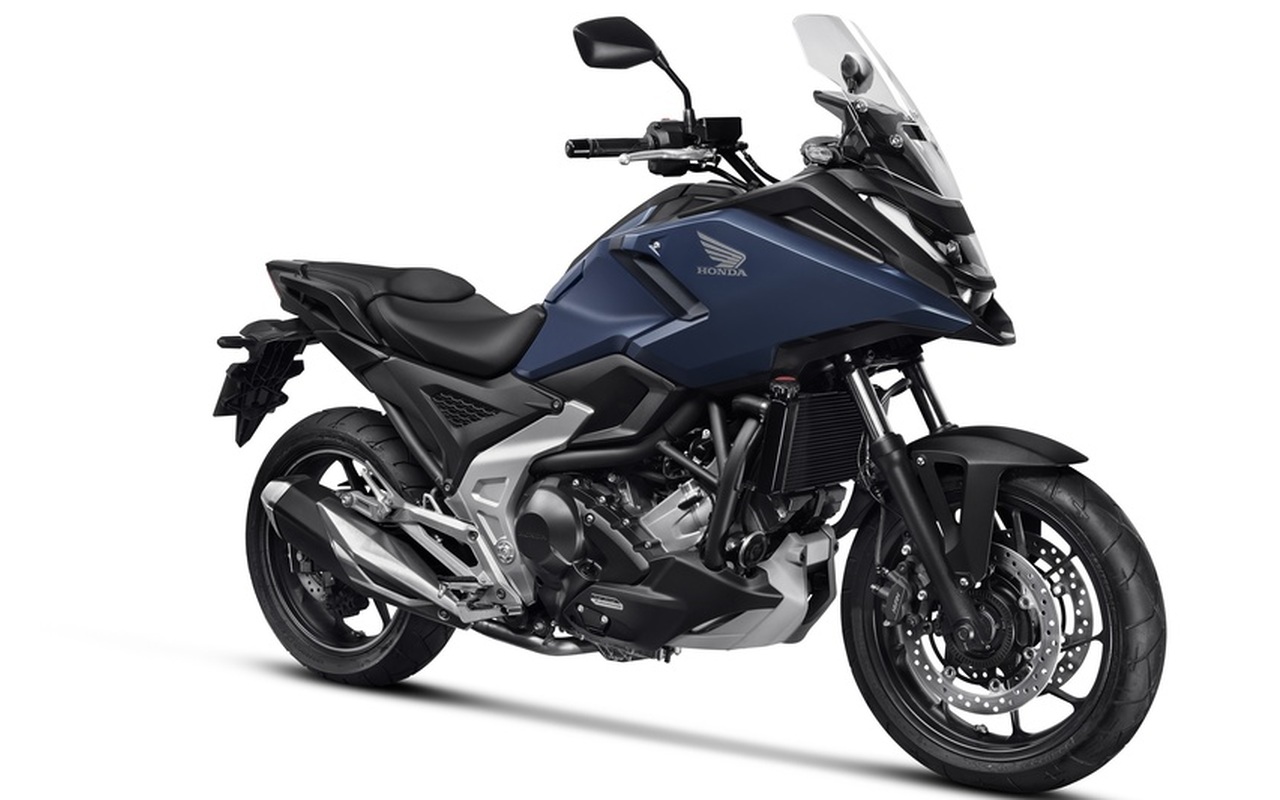 Honda NC750X DCT 2027 azul vista em três quartos dianteiros