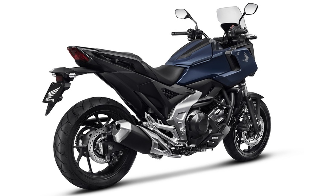 Honda NC750X DCT 2027 azul vista em três quartos traseiros