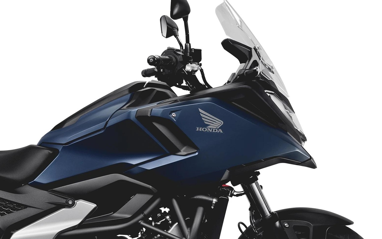 Detalhe da carenagem azul metálica e do emblema Honda na NC750X DCT 2027