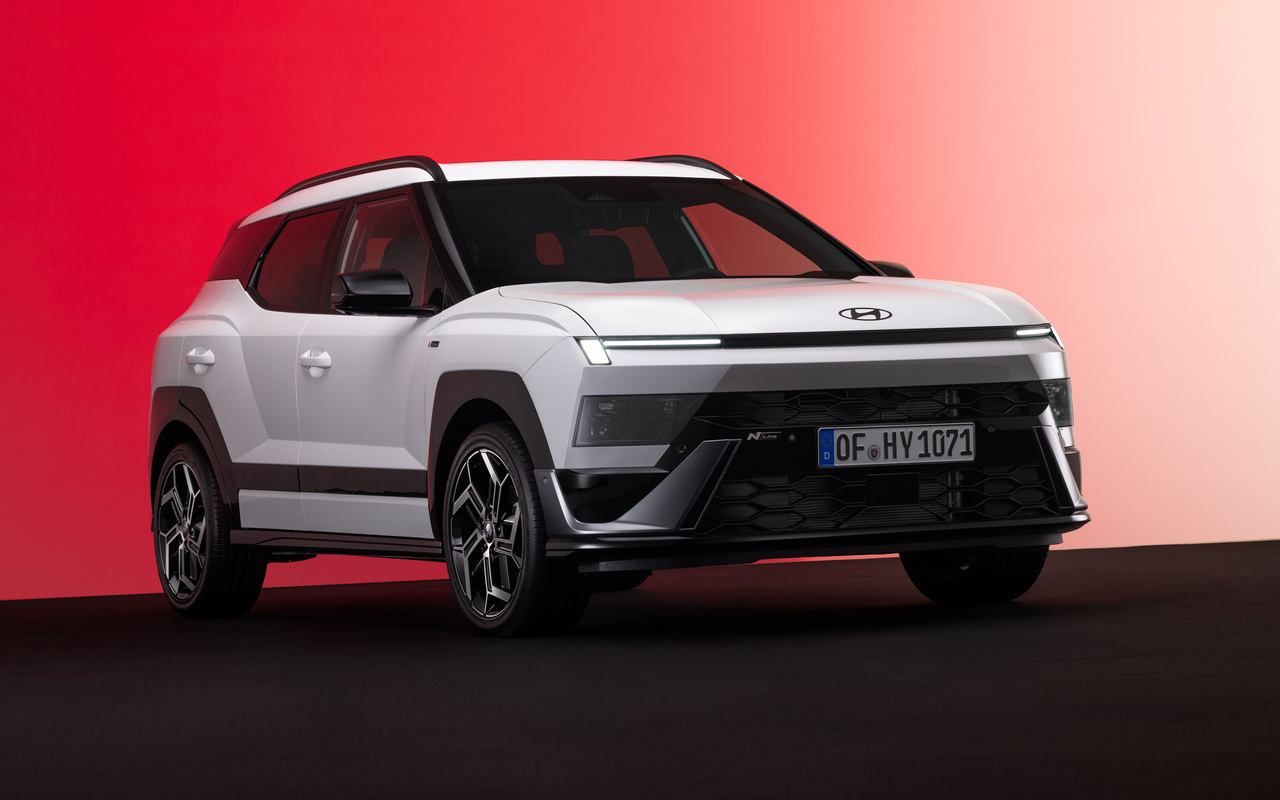 Hyundai Bayon claro em vista de três quartos dianteira no estúdio