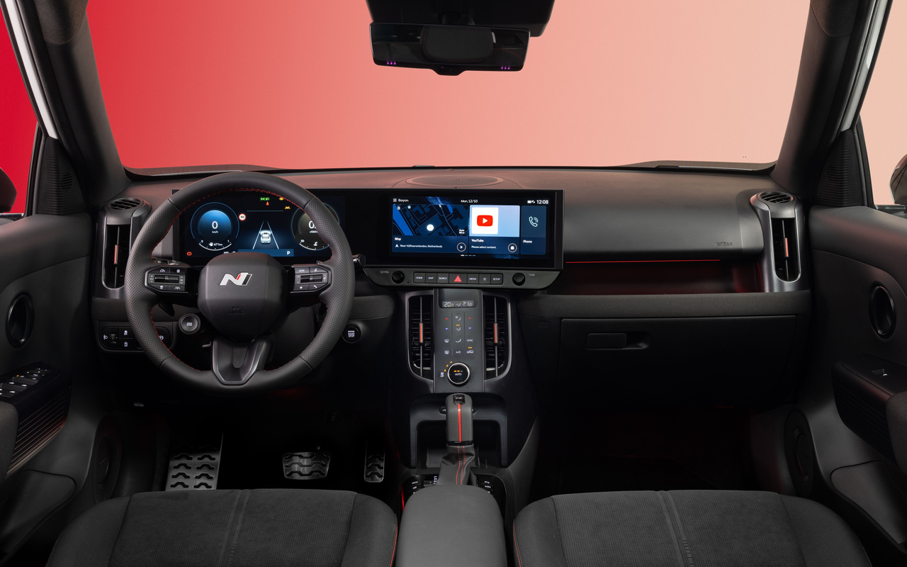 Painel do Hyundai Bayon com duas telas, volante com logotipo N e console central