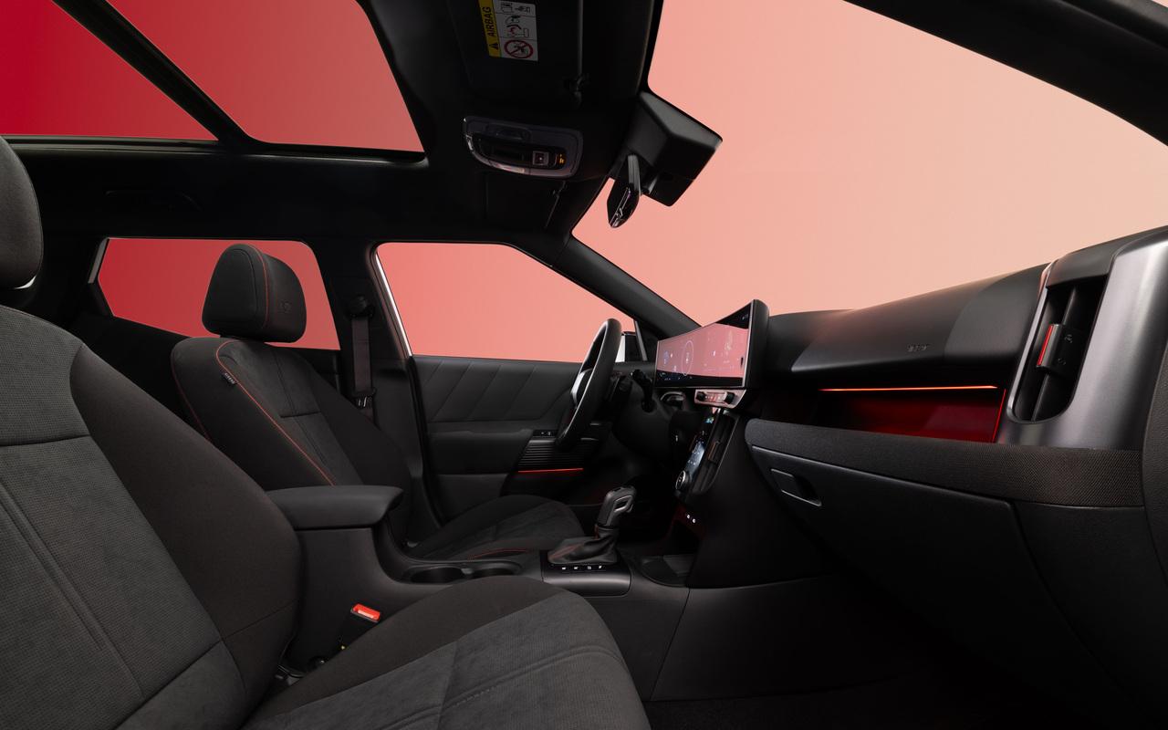 Cabine do novo Hyundai Bayon com bancos dianteiros, teto de vidro e detalhes vermelhos
