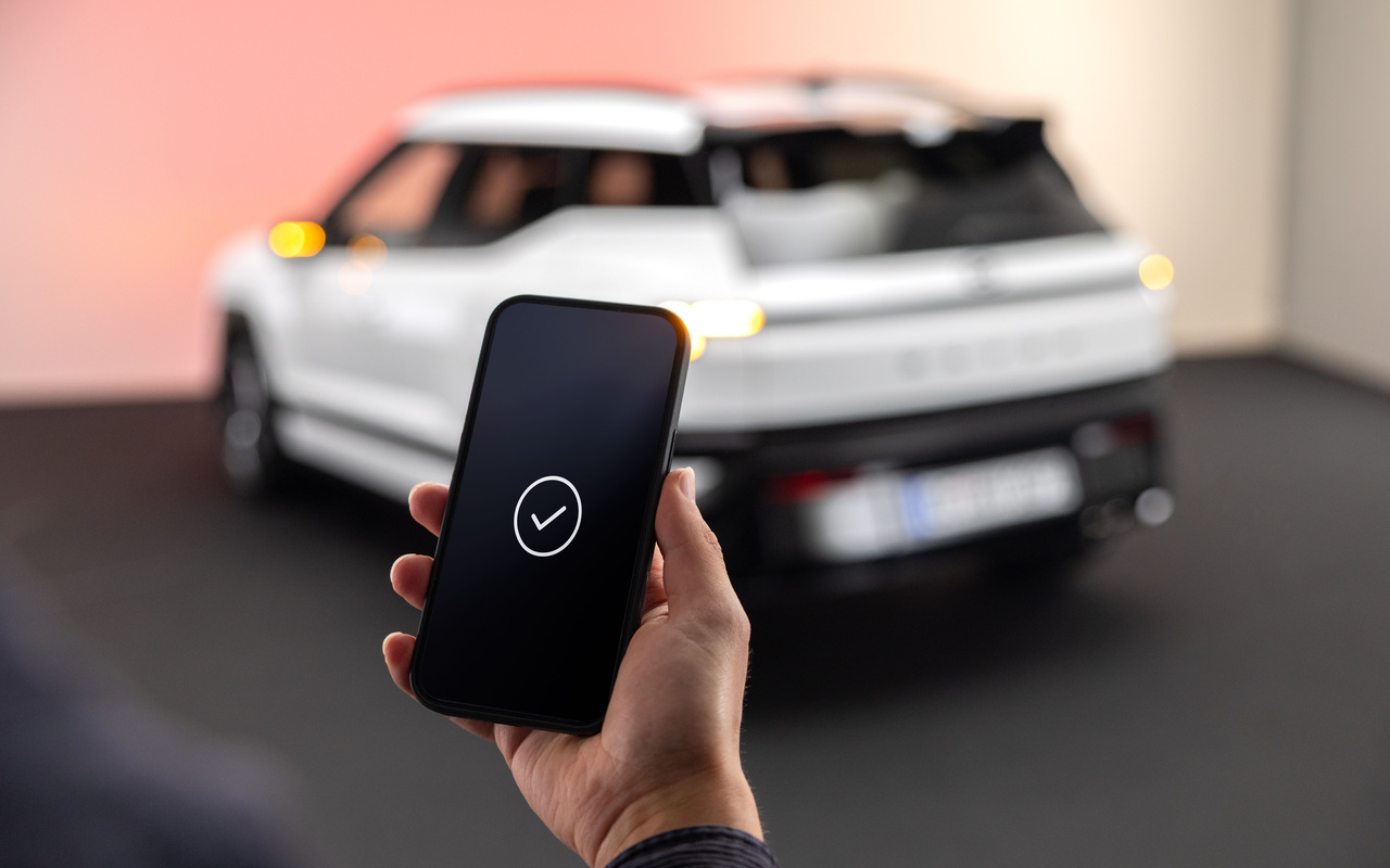 Pessoa segura smartphone em frente à traseira do Hyundai Bayon para demonstrar a chave digital