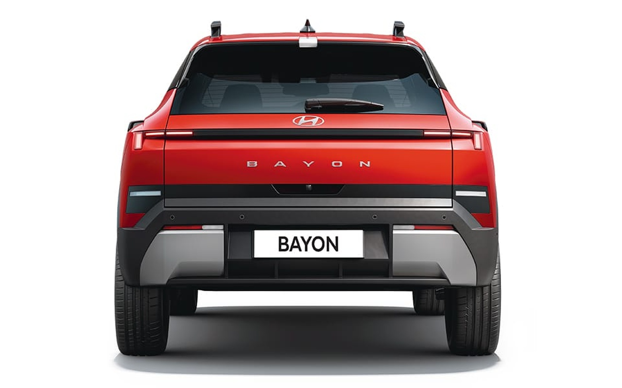 Hyundai Bayon indiano vermelho visto pela traseira