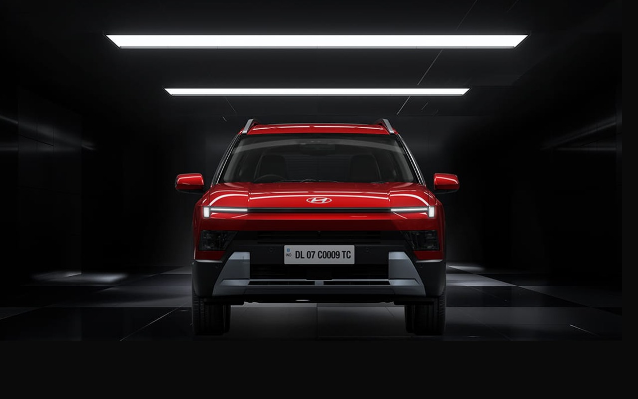 Hyundai Bayon indiano vermelho visto de frente em ambiente escuro