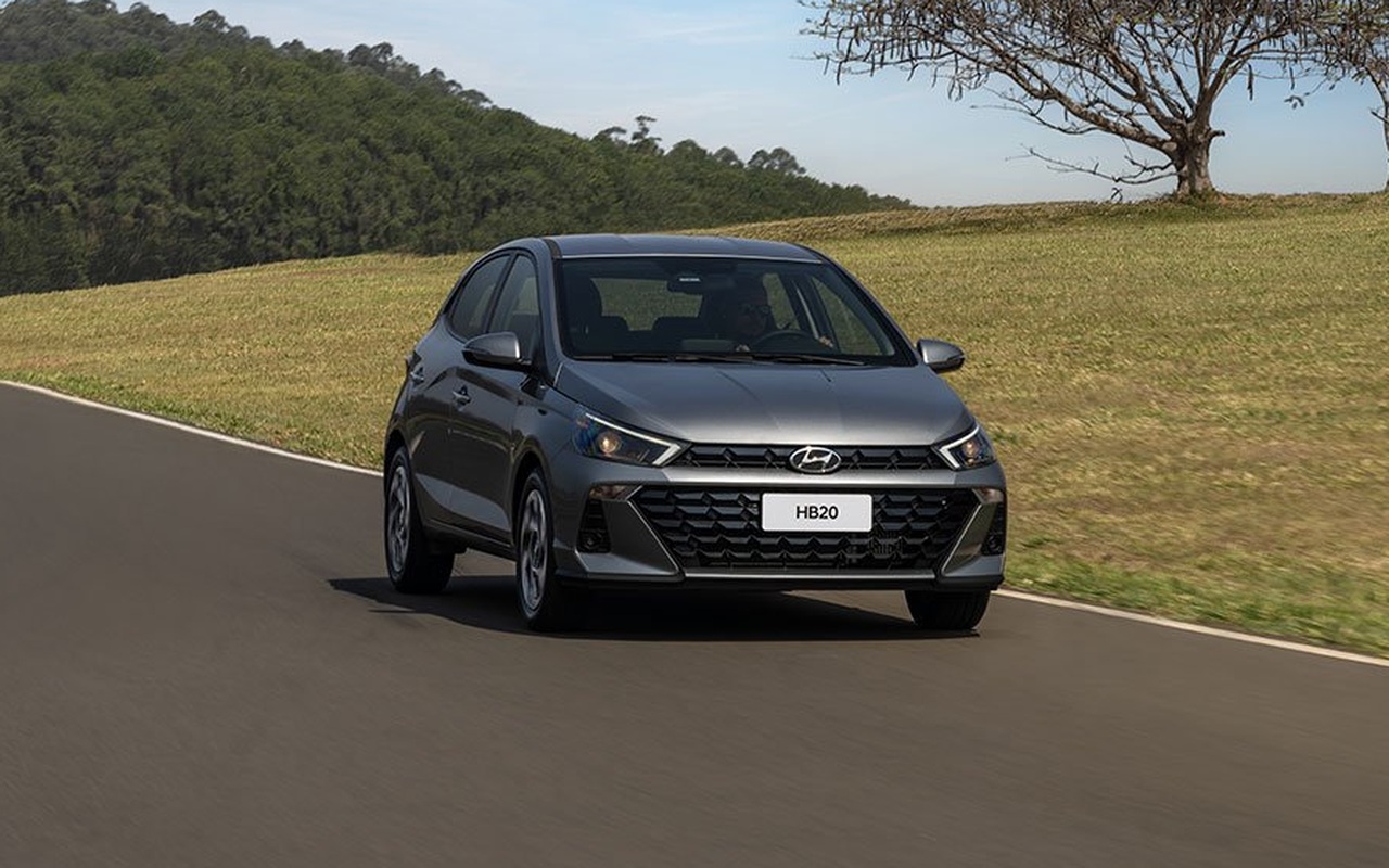 Hyundai HB20 cinza visto em ângulo dianteiro em uma estrada