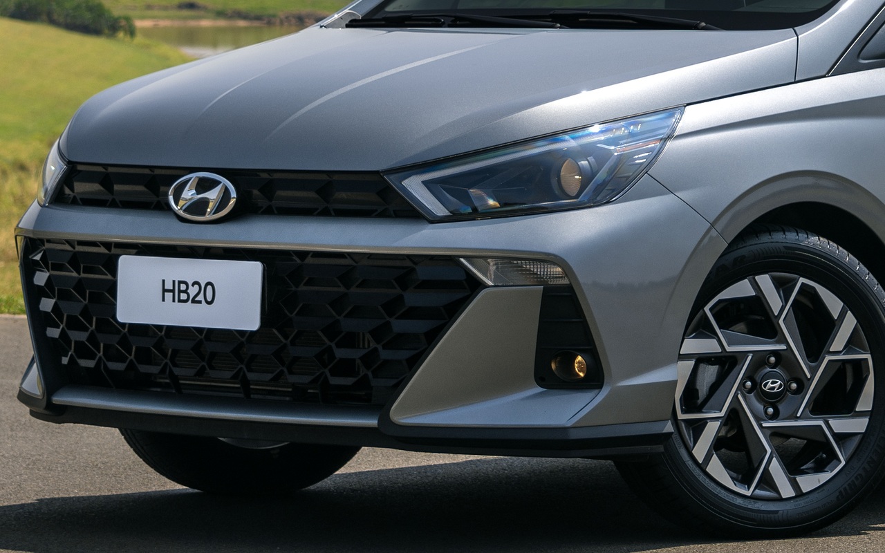 Detalhe do farol, da grade e da roda dianteira do Hyundai HB20 prata