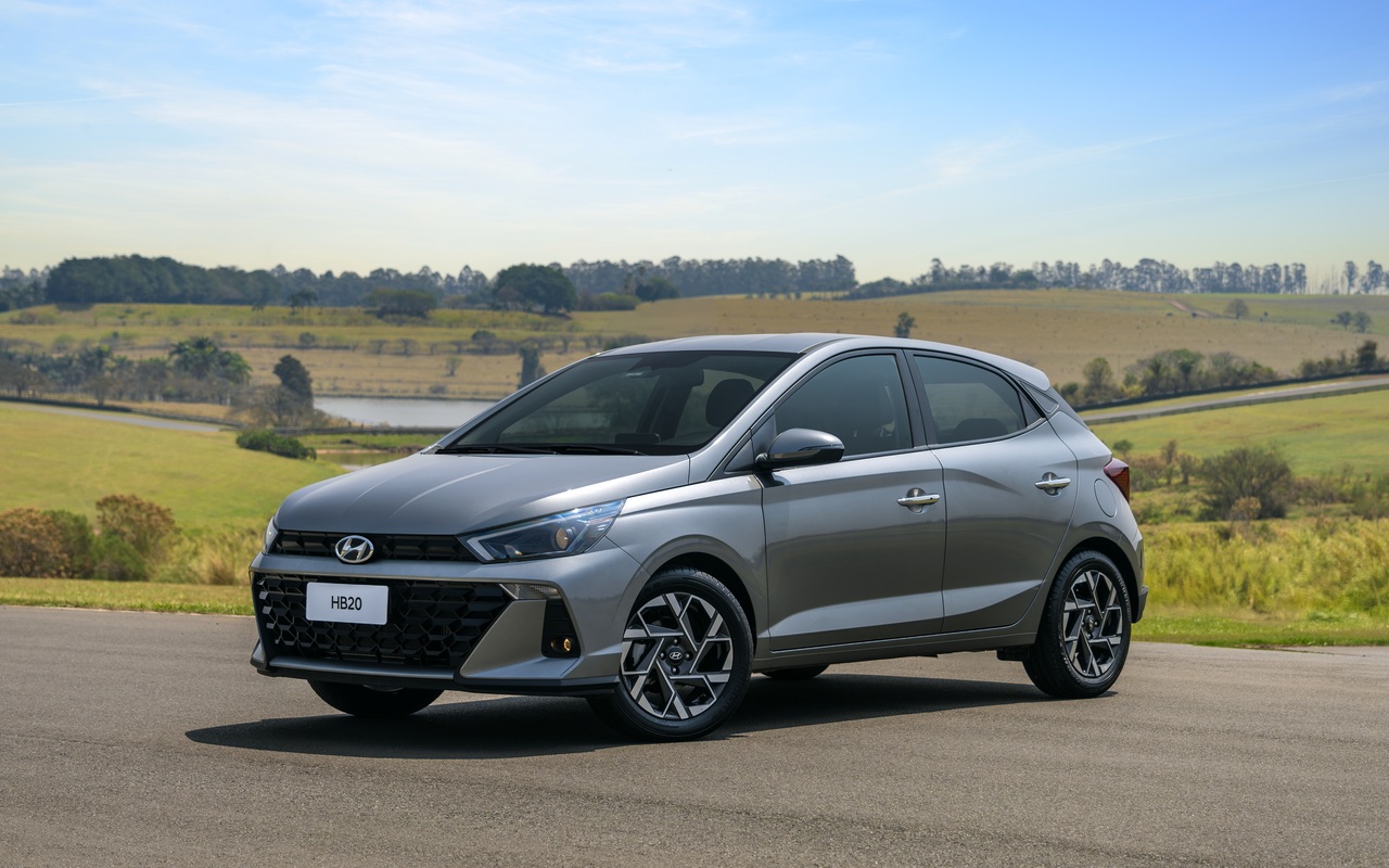 Hyundai HB20 prata visto em três quartos dianteiros ao ar livre