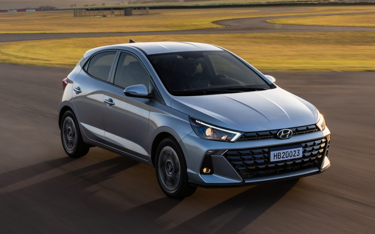 Hyundai HB20 Platinum Plus 2023 prata em movimento em uma pista
