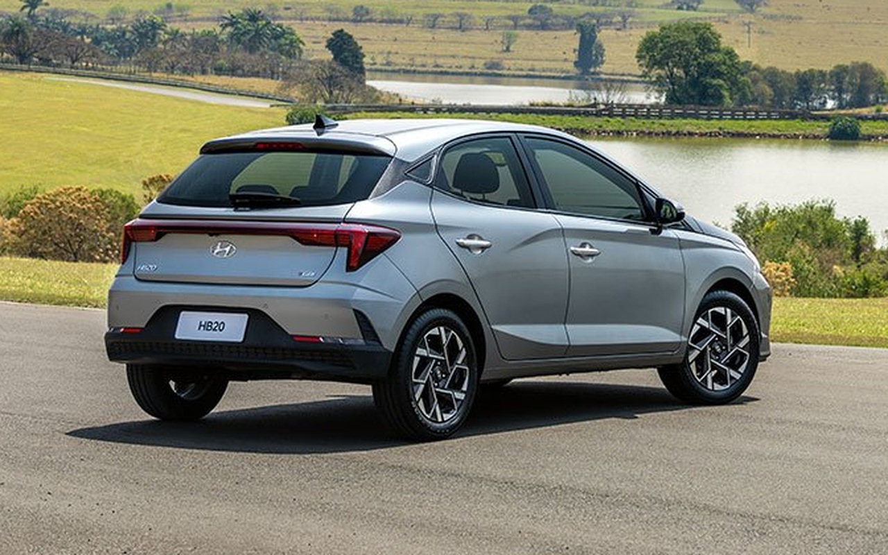 Hyundai HB20 prata visto em três quartos traseiros junto a um lago